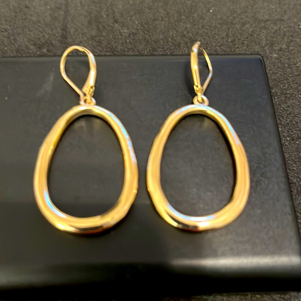 Gold tone lever back drop earrings. 2”Beautiful earrings for casual or an event.
